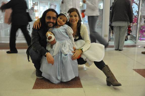 Douglas, a princesinha Amelie e a Clara em shopping de Bogotá, na Colômbia